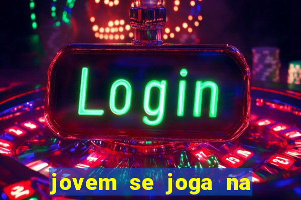 jovem se joga na linha do trem 2024